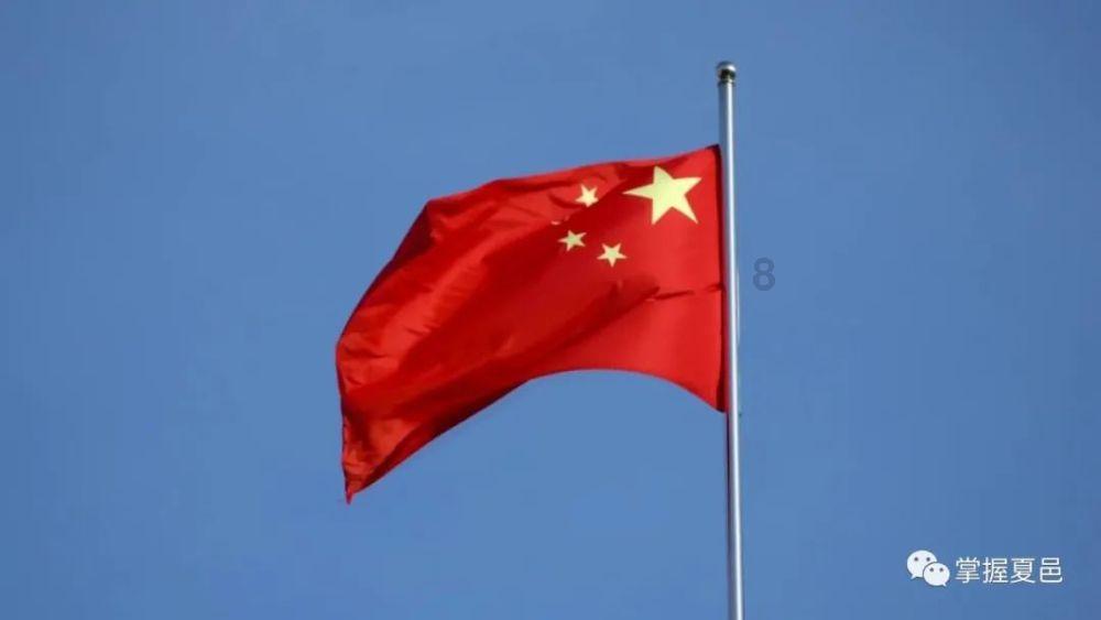村民清早偶遇呆萌羚牛，与其深情对视