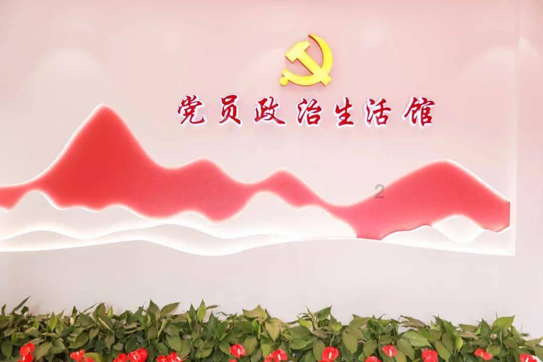 郭晶晶42岁素颜亮相渣打马拉松，与丈夫手牵手展现恩爱